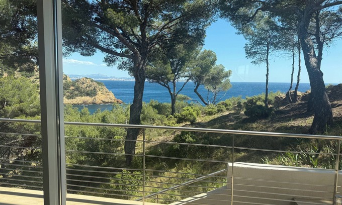 Ensues-la-Redonne Casa | N'ARTure home with unique environment (restricted calanque, sea front and boat)