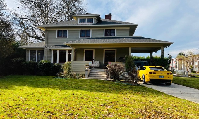 Central Oregon Otro | 5 Bedroom Historic Home w/ Gated Parking