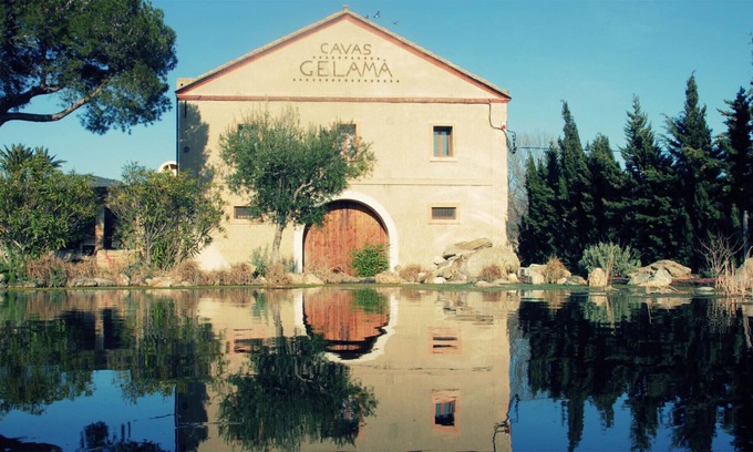 Vilajuiga Villa | Patrimonio masia en medio de viñedos históricos