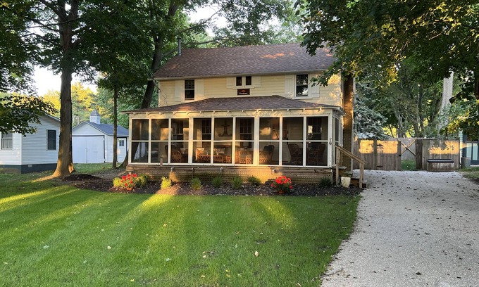 Douglas Cabaña | A historic Lakeshore Cottage across from Douglas Beach!