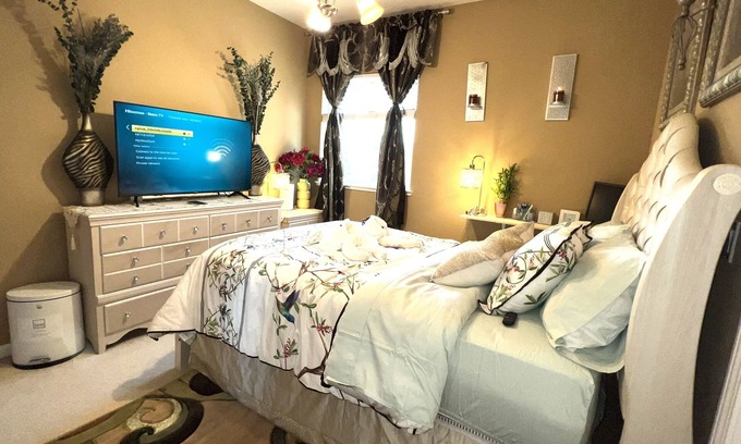 Tracy Casa | Nabor(9) private room with bath in clean & quite