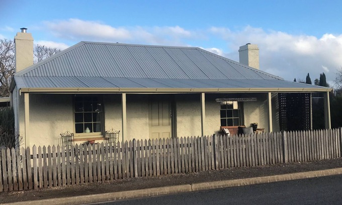 Penola Cabaña | Air's Cottage Penola: Delightful colonial stone cottage, WiFi fire AC Spa BBQ