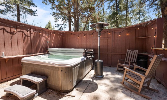 Peter Pan Cabina | Nana Bear Manor - Hot Tub, Fireplace, Deck, Barbecue