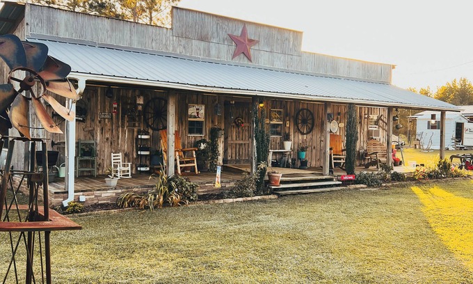 Norristown Cabina | Nana + Papa's Place: Rustic Pondside Cabin