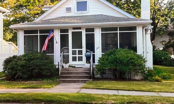 Rehoboth Beach Cabaña | Nana's Cottage - Charming 1930's 2 BD. Walk to the beach!