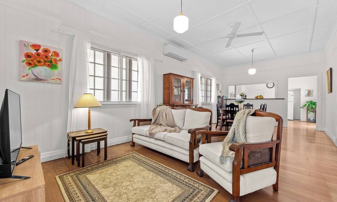 East Brisbane Casa | Nans House! 2bed, 1bath, 1car ~ East Brisbane