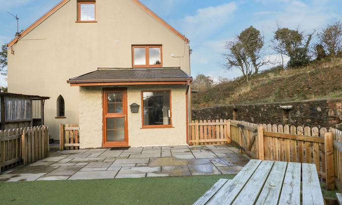 Mawr Casa | NANT MOEL ISAF FARM, pet friendly, with hot tub in Pontardawe