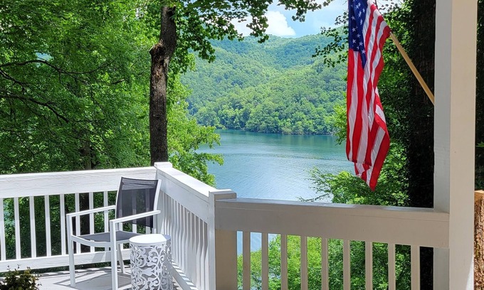 Topton Casa | Nantahala Lakeview, Wi-fi, 🐕 Pet friendly*, firepit, pool table, hiking-boating