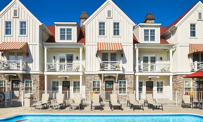 Holland Chalet De Esquí | "Nantucket 5 Bedroom" Luxury Townhome, Pool, Hot Tub, Golf Membership, Near Lake and Beaches