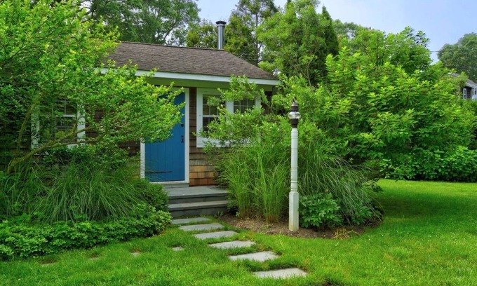 Wainscott Casa | Nantucket Style Beach Cottage South of the highway
