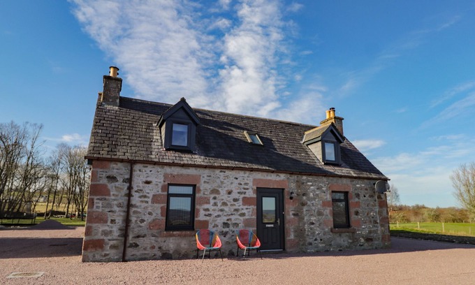 Marybank Cabaña | NANVILLE, pet friendly, character holiday cottage in Beauly