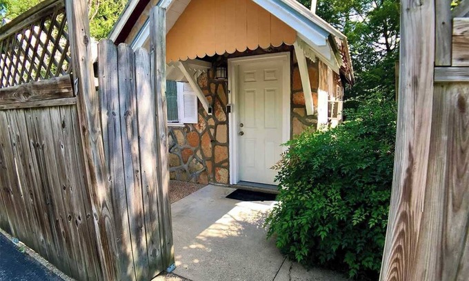 Eureka Springs Cabaña | Napa Rock Cottage/ #7 Oak Crest