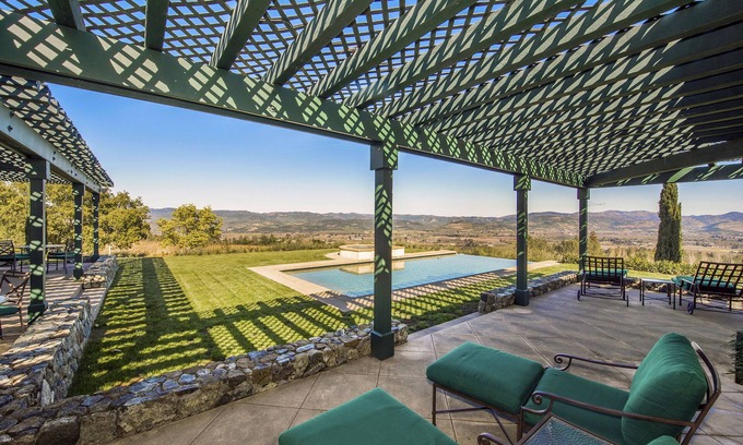 St. Helena Casa | Top of the Hill en Caspar Estate!