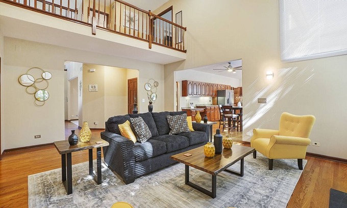 Naperville Casa | Naperville FHS Rental - Harmony Ct