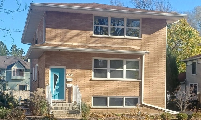 Naperville Apartamento | Naperville Historic District walk to downtown, bars, restaurants, train, schools