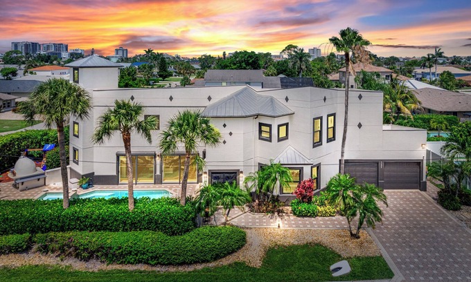 Naples Park Chalet De Esquí | Naples Amore - Heated Pool/Spa, Pizza Oven, Playground, EV Charger, Grill, 5BR