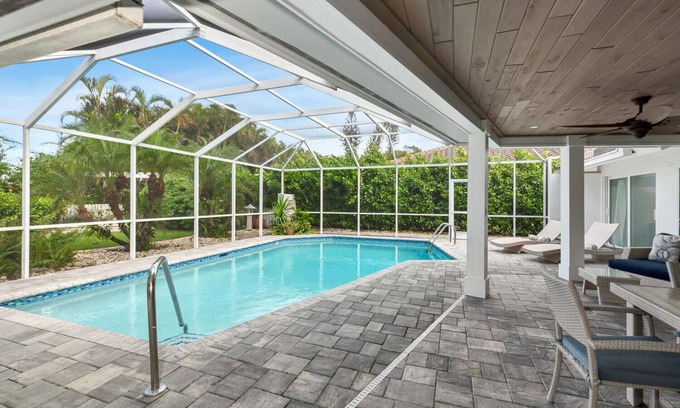 Central Naples Casa | Naples Coastal Beach Cottage W/ Private Pool - Walk to the Beach & Waterside!