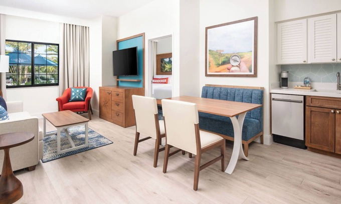 Park Shore Hotel | Naples Getaway! Suite w/ Pool View and Fully Equipped Kitchen