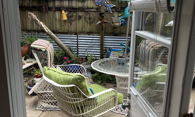 Central Naples Apartamento | Naples Guest Suite, Park Shore area, 14 blocks to beach bicycles. Outdoor Shower