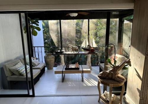 Central Naples Apartamento | Naples Luxury Condo, Pool, Tennis, Minutes from the Beach