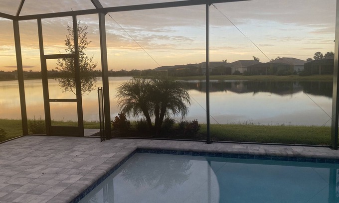 Naples Casa | Paraíso de Nápoles MARCA NUEVA Lakefront Villa - Reserva de Nápoles. Construido en mayo de 2018