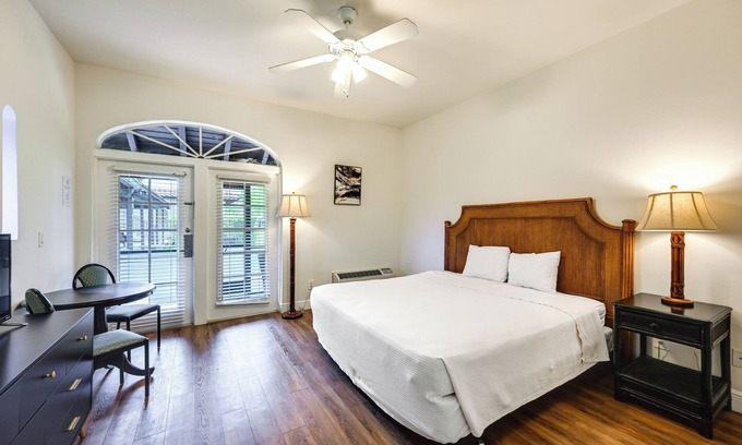 Naples Apartamento | Naples Studio Retreat w/ Resort Pool!