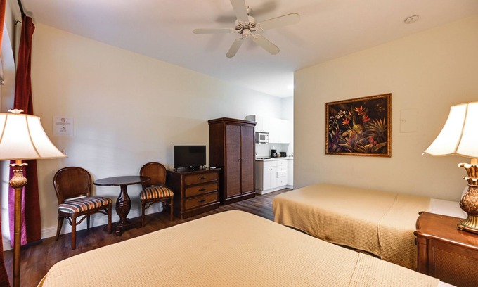 Naples Apartamento | Naples Studio w/ Community Pool & Tennis Courts!
