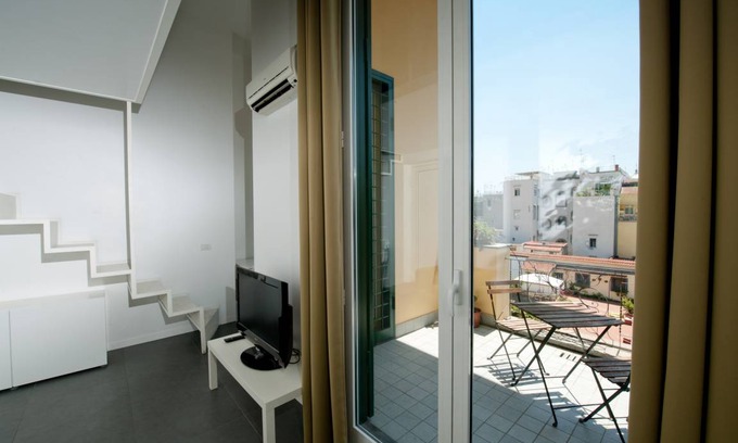 Quartieri Spagnoli Apartamento | Nardones Apartment with balcony by Wonderful Italy