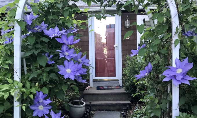 Saunderstown Casa | Narragansett Lake Cottage Right Next to Bonet Shores.