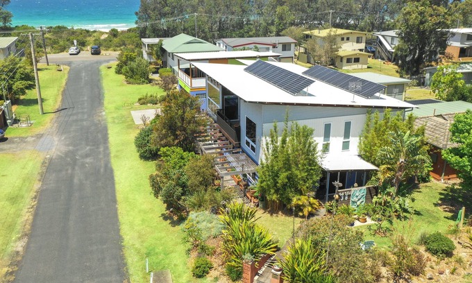 Narrawallee Casa | Narrawallee Beach. A family sized three bedroom Beach House by the Beach.