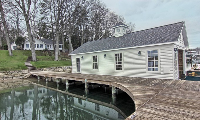 Charlevoix Casa | Casa de 5 dormitorios más casa barco ubicada en Narrows of Lake Charlevoix