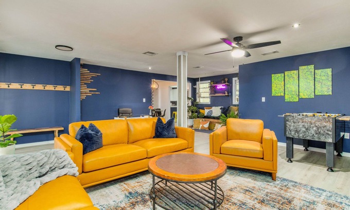 Pensacola Casa | NAS, Pensacola Beach, Pool House -20mins to both beaches