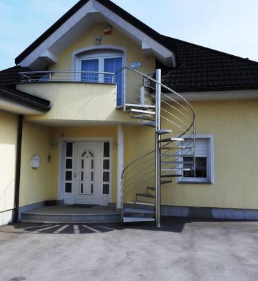 Dol pri Ljubljani Apartamento | Natasha's Garden House