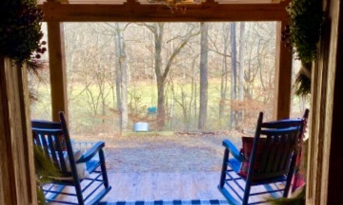 Franklin Cabina | Natchez Hideaway ~ Rustic Cabin on 50 acres outside Nashville near Leipers Fork