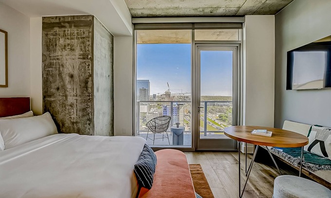 Rainey Street Historic District Apartamento | Natiivo Austin studio - lake & skyline-view balcony, pool & gym - dogs OK