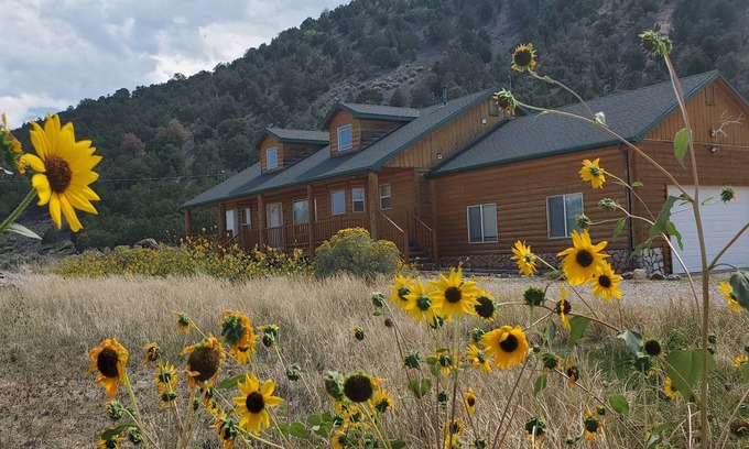 Parowan Cabina | National Park Central | Cozy Cabin Adventure Base | Fire Pit and Deck