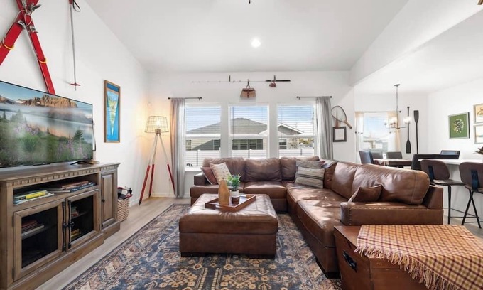 Twin Falls Casa | National Parks Charm! King bed, game garage, firepit, family perks, single level