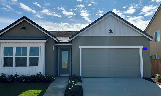 Clovis Casa | National Parks, Savemart Center, EV Charge Port, Smart TV's, Fire Pit, Sega
