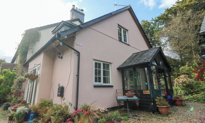 Okehampton Cabaña | NATTADEN @ FOURWINDS, pet friendly, with open fire in Okehampton