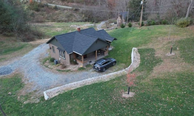 Marshall Cabina | Natural Spring Fed "Cedar Hot Tub" - 120 Private Acres, water fall & trails
