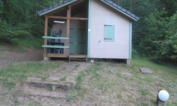 Lissac-sur-Couze Chalet De Esquí | Nature and lake chalet in a residential leisure park with swimming pool