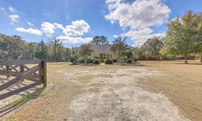 Williston Casa | Nature Coast Farmhouse w/ Screened-In Porch!