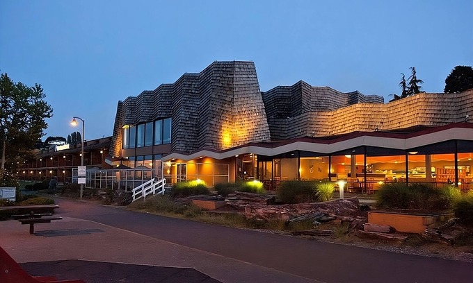 Port Angeles Complejo | Nature Escape at Red Lion Hotel Port Angeles Harbor! Pool, Beach