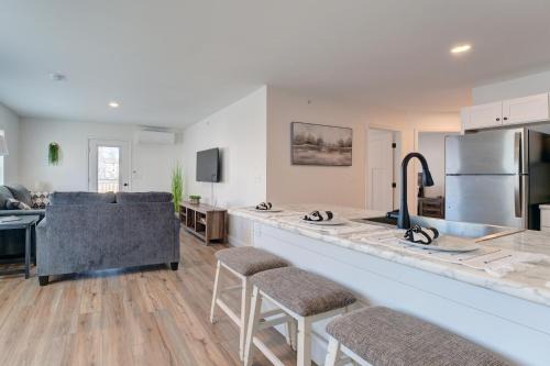 Auburn Apartamento | Nature Immersion Tranquil 2-BR Gem Auburn, ME, 2BD, 1BA with Free Parking & WiFi