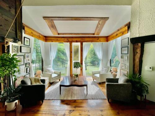 Cantley Chalet De Esquí | Nature Retreat w/Sunroom Gazebo