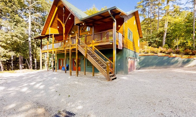 Franklin Casa | Nature's Edge | House in Franklin with a wood stove & mountain views