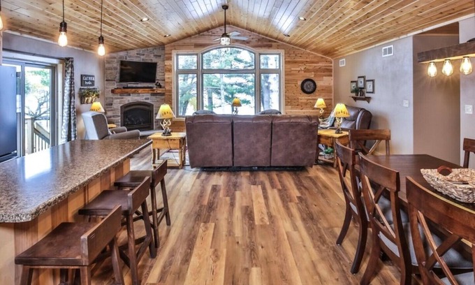 St Germain Casa | Nature's Edge: Lakefront Home - WiFi, Free Firewood, Generator, No Cleaning Fee!