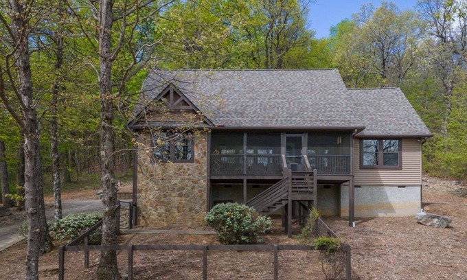 Lynn Casa | Nature's Getaway | Cozy, 3BR Mountaintop Cabin with Fire Pit and Fenced Yard