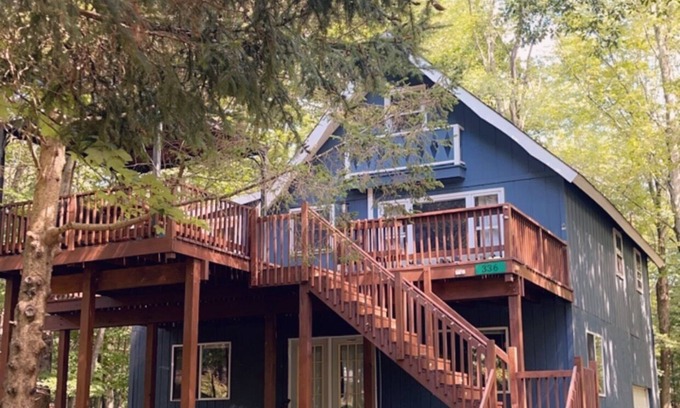Pocono Lake Cabina | Nature's Haven in Pocono Paradise - huge front deck with seasonal lake view !!