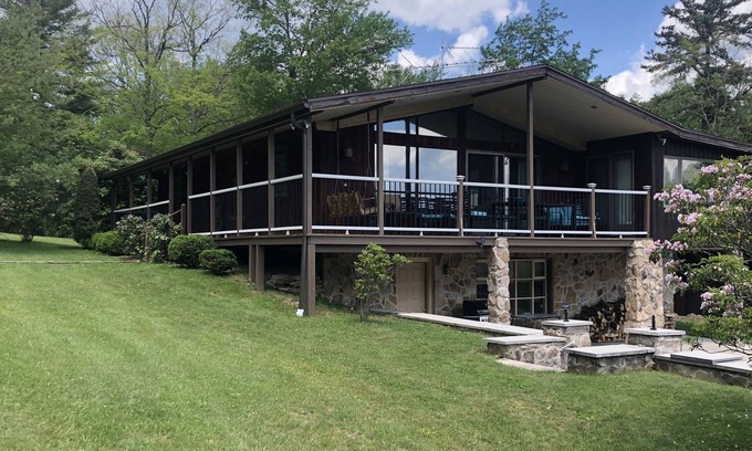 Lock Haven Cabina | Nature’s Best cabin1 hr. to PSU. Great view. Perfect for outdoorsman. Sleeps 8